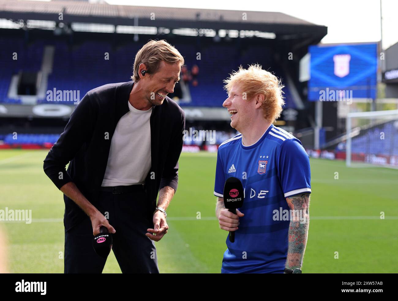 Ipswich, Großbritannien. August 2024. Peter Crouch mit Ed Sheeran während des Premier League-Spiels in Portman Road, Ipswich. Der Bildnachweis sollte lauten: David Klein/Sportimage Credit: Sportimage Ltd/Alamy Live News Stockfoto