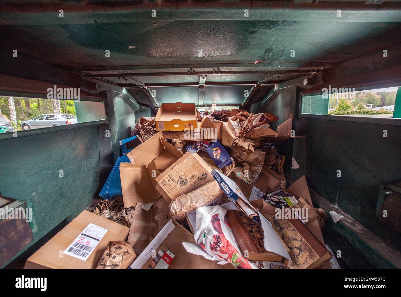 Innenbehälter für Papierabfälle an der Recyclingstation in Malmköping, Schweden Stockfoto
