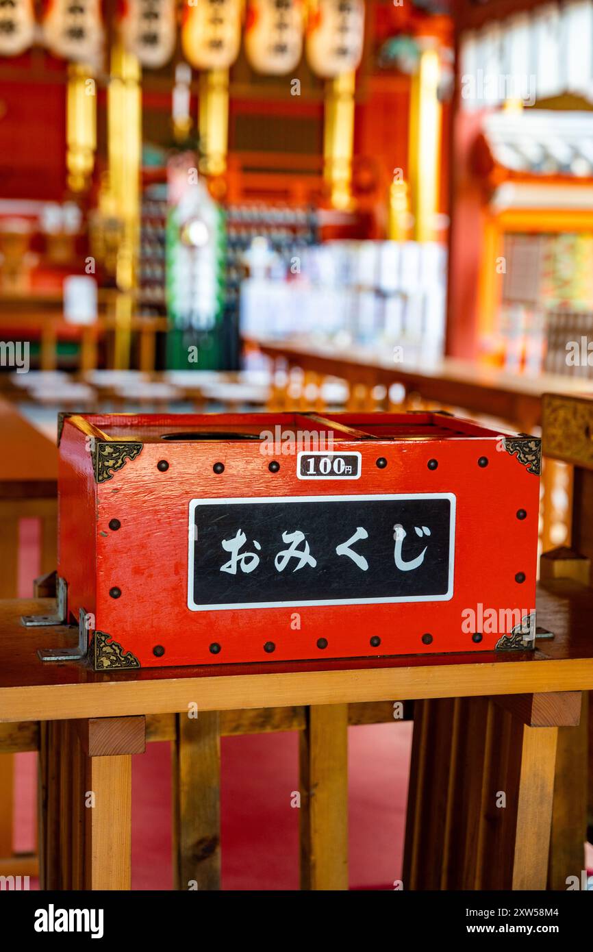 Schachtel mit Glücksschreiberpapier („Omikuji“) in Isaniwa Jinja, einem schintoistischen Schrein im Stadtzentrum von Matsuyama, Region Shikoku, Japan Stockfoto