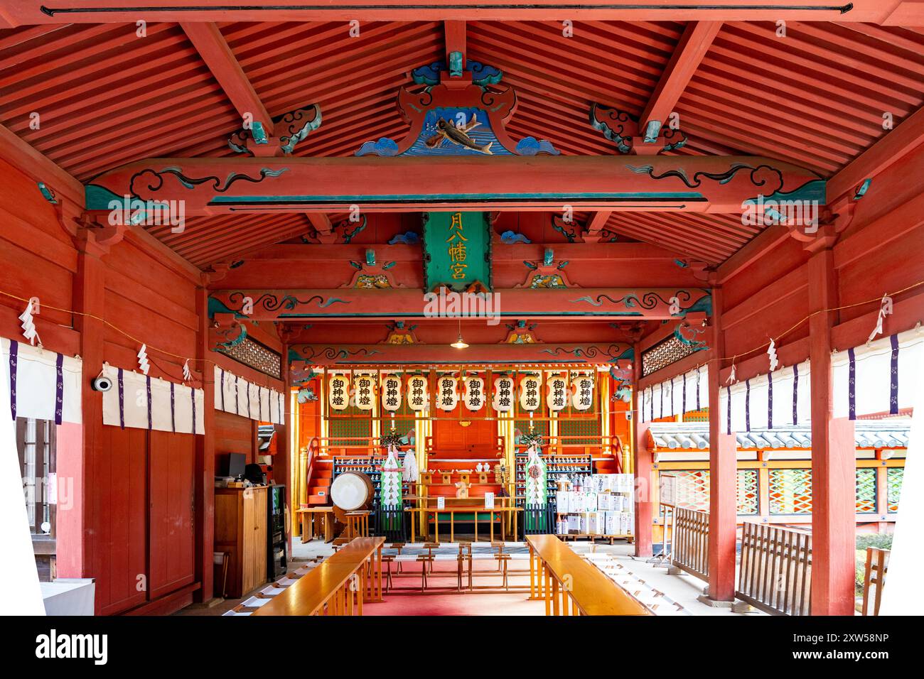 Die Haupthalle (Honden) von Isaniwa Jinja, ein schintoistischer Schrein im Stadtzentrum von Matsuyama, Region Shikoku, Japan Stockfoto