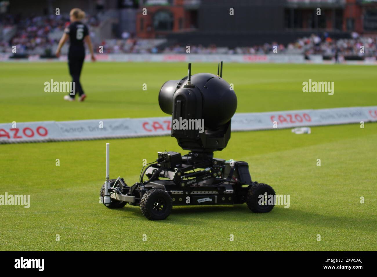 Manchester, England, 10. August 2021. Mobile TV-Kamera filmt das Hundert-Spiel zwischen Manchester Originals und London Spirit in Old Trafford. Quelle: Colin Edwards. Stockfoto