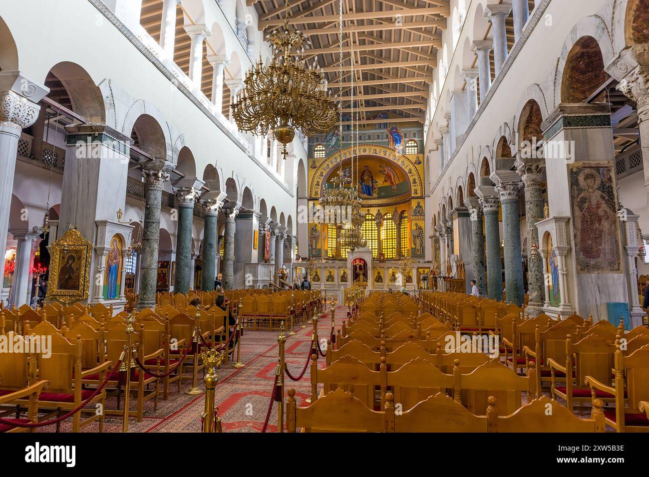 Inneres der Basilika Hagios Demetrios, Thessaloniki, Griechenland. Saint Demetrios ist der schutzheilige der Stadt Thessaloniki. Stockfoto