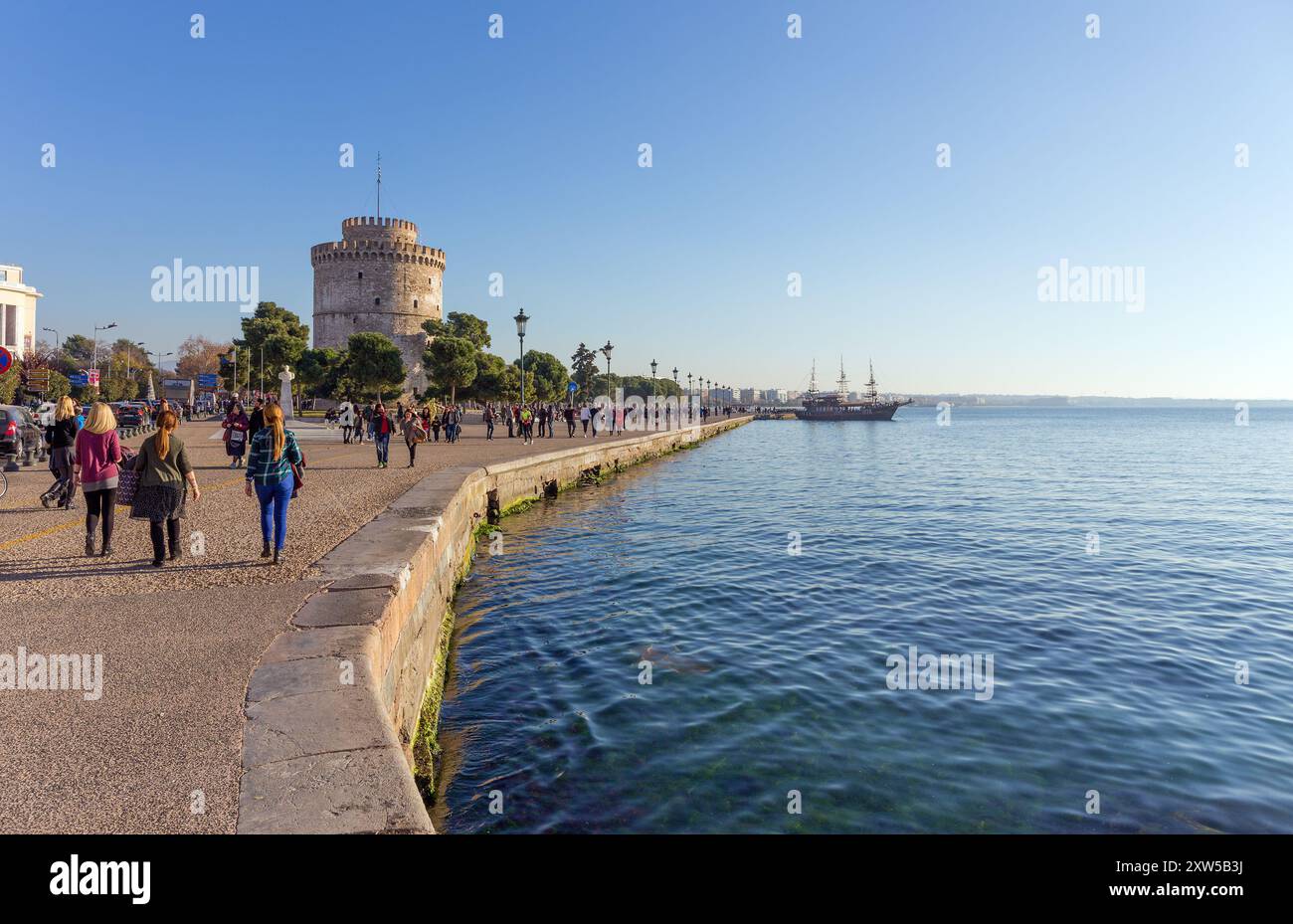 Blick auf die Promenade und den Weißen Turm in Thessaloniki. Thessaloniki ist die zweitgrößte Stadt Griechenlands. Stockfoto