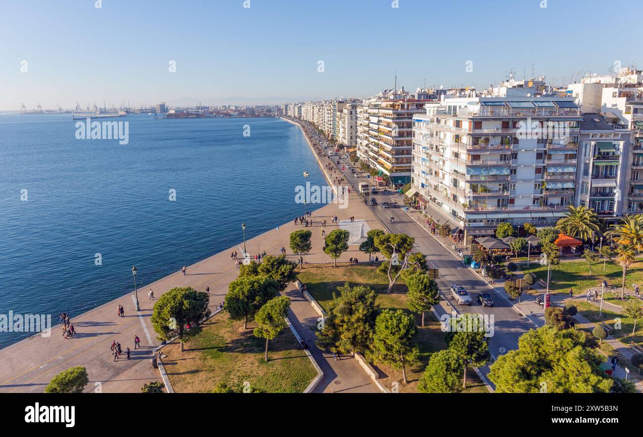 Panoramablick auf das Meer vom Weißen Turm in Thessaloniki. Thessaloniki ist die zweitgrößte Stadt Griechenlands. Stockfoto
