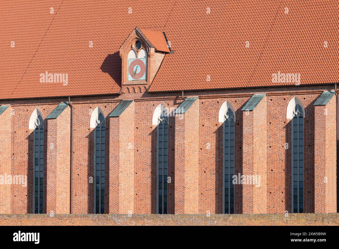 Uhr auf dem Dach der gotischen Kathedrale Stockfoto