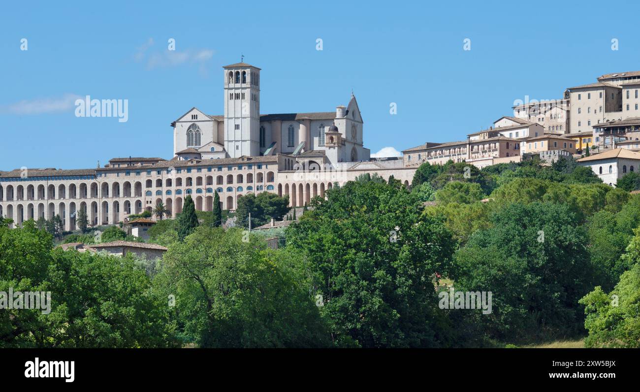 Assisi - die Basilika di San Francesco über der umbrischen Landschaft. Stockfoto