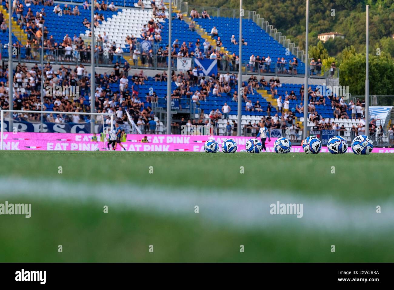 Allgemeiner Überblick über das Mario Rigamonti Stadion von Brixia mit einem neuen offiziellen Ball der Serie BKT ÒKombat BallÓ von Kappa während der italienischen Serie B Fußball c Stockfoto