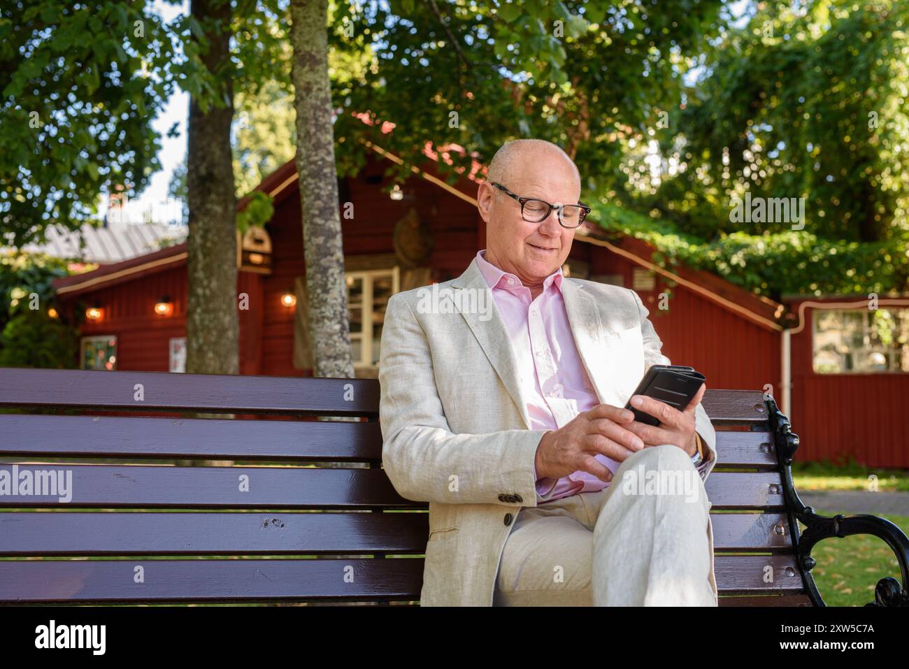 Glücklicher Senior Mann draußen in Nordeuropa im Sommer Stockfoto