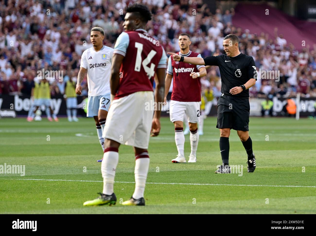 London, Großbritannien. August 2024. Während des Spiels West Ham gegen Aston Villa Premier League im London Stadium Stratford. Dieses Bild ist NUR für REDAKTIONELLE ZWECKE bestimmt. Für jede andere Verwendung ist eine Lizenz von Football DataCo erforderlich. Quelle: MARTIN DALTON/Alamy Live News Stockfoto