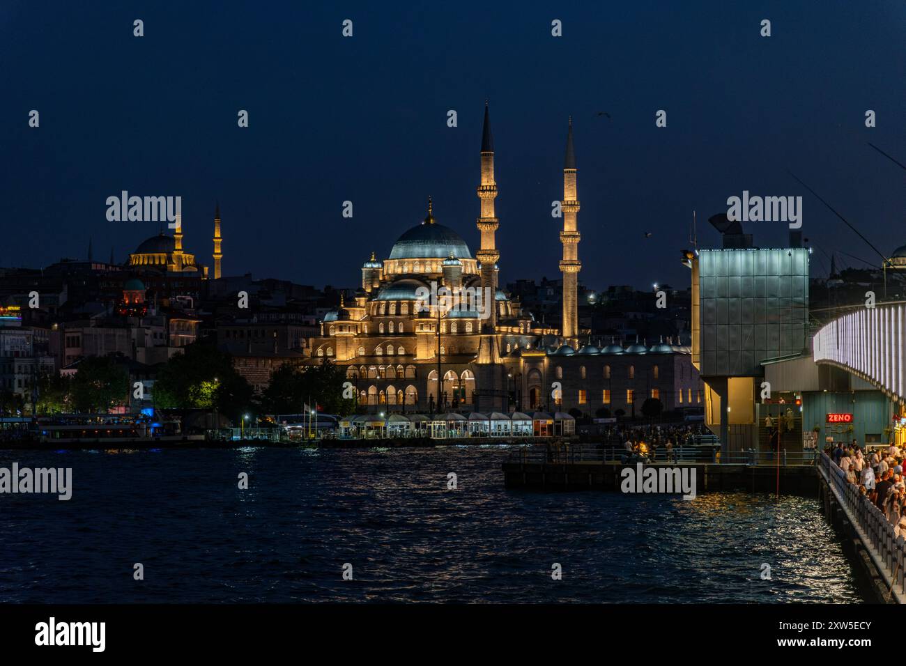 Nächtlicher Blick auf die beleuchtete neue Moschee Yeni Cami und die Galata-Brücke in Istanbul, Türkei, mit der historischen Architektur und VI der Stadt Stockfoto