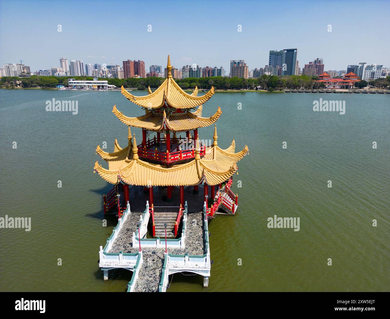 Aus der Vogelperspektive des Taiwan Historic Spring and Autumn Pavilion über dem Calm Lake Stockfoto