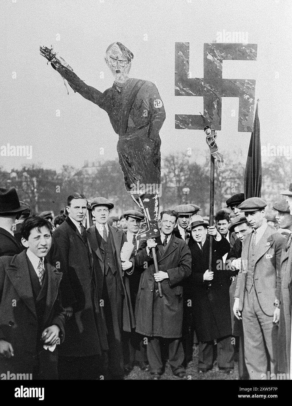 Eine Anti-nazi-Demonstration im Londoner Hyde Park am 2. April 1933. Die Demonstranten tragen ein karikaturales Bildnis von Hitler und ein Hakenkreuz. Stockfoto