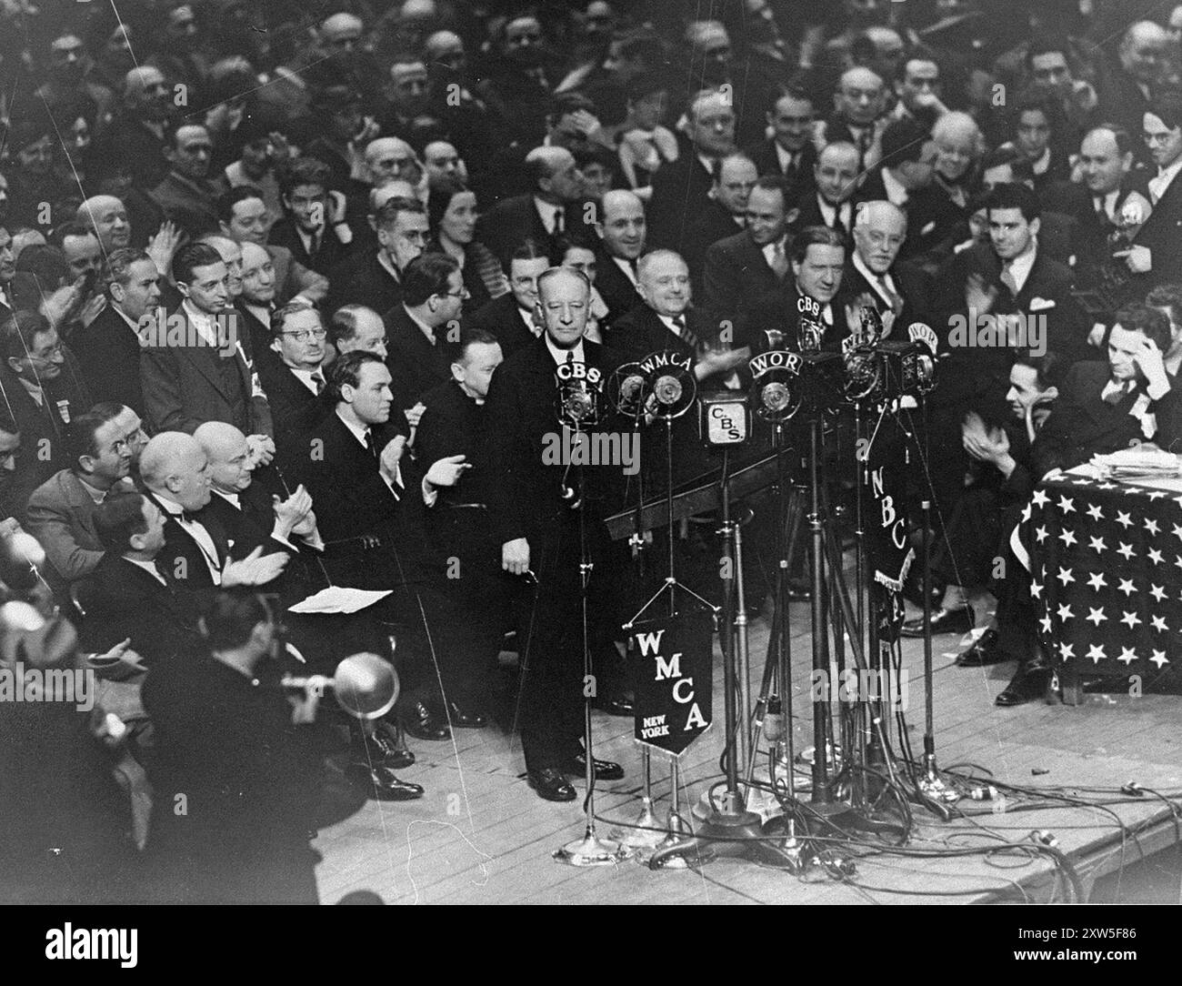 Der ehemalige Gouverneur Alfred E. Smith spricht am 27. märz 1933 bei einer Massendemonstration im Madison Square Garden vor der Menge, um gegen die Verfolgung deutscher Juden durch die Nazis zu protestieren. Stockfoto