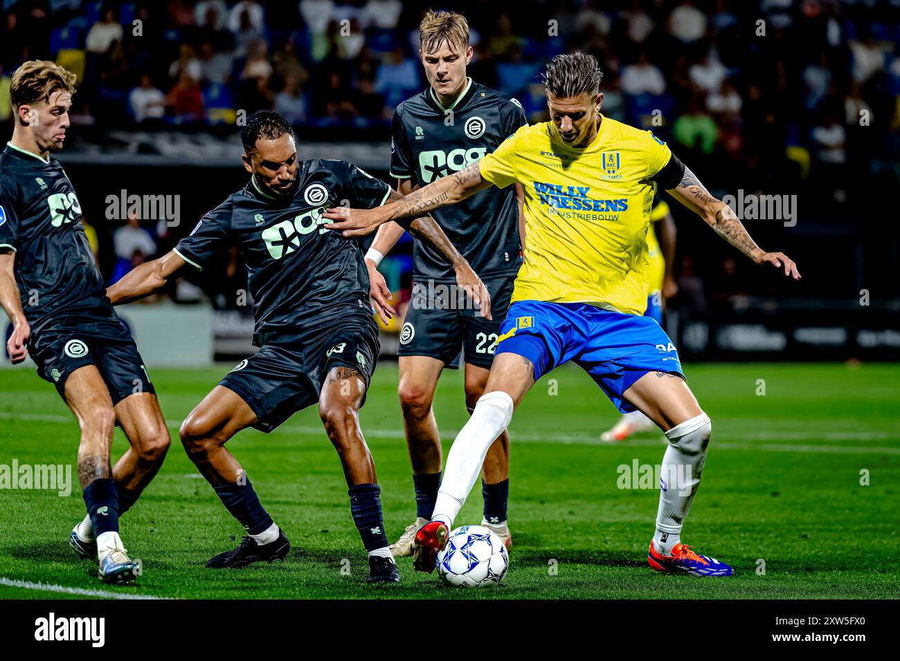 WAALWIJK, Niederlande. August 2024. SPO, Mandemakers Stadium, Dutch eredivisie, Saison 2024/2025, während des Spiels RKC - Groningen, FC Groningen Spieler Marvin Peersman, RKC Spieler Michiel Kramer Credit: Pro Shots/Alamy Live News Stockfoto