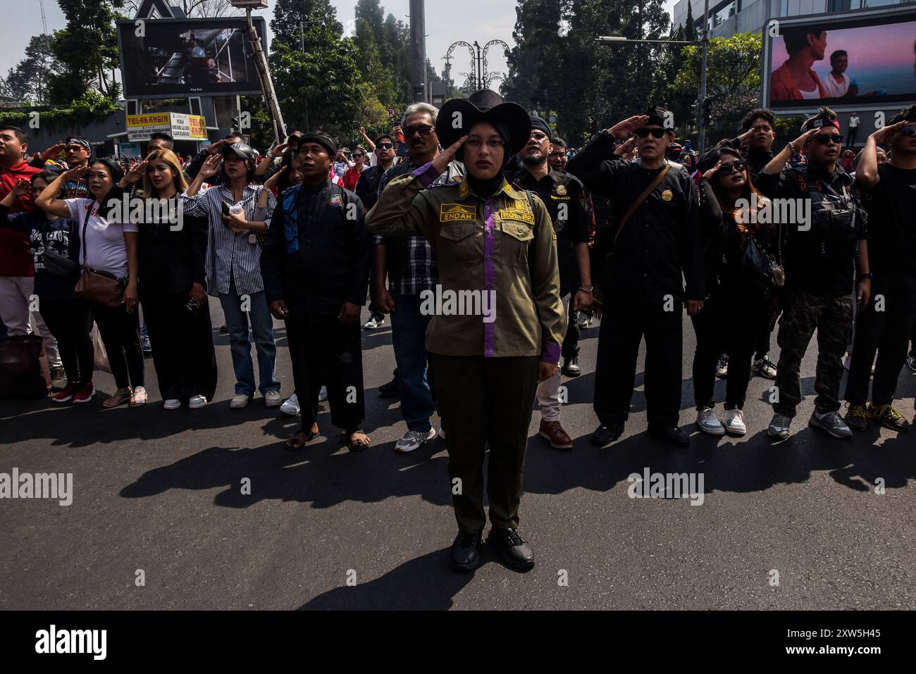 Bandung, Indonesien. August 2024. Die Verkehrsteilnehmer grüßen eine riesige Rot-Weiße Flagge während eines dreiminütigen Grußes zum 79. Unabhängigkeitstag der Republik Indonesien in Bandung, West-Java. (Foto: Dimas Rachmatsyah/Pacific Press) Credit: Pacific Press Media Production Corp./Alamy Live News Stockfoto