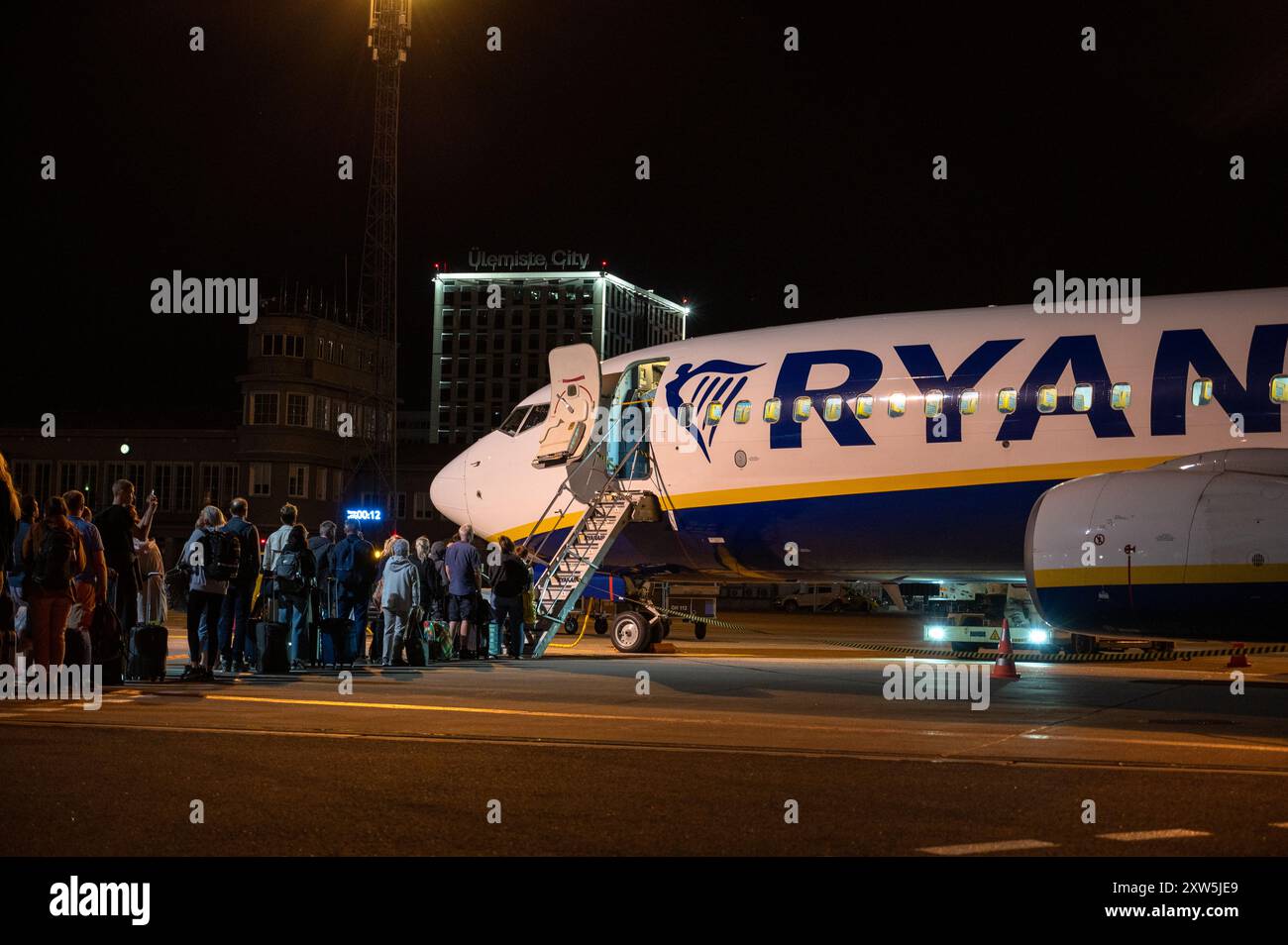 Passagiere, die einen Ryanair-Flug am Flughafen Tallinn bei Nacht, Estland, besteigen Stockfoto