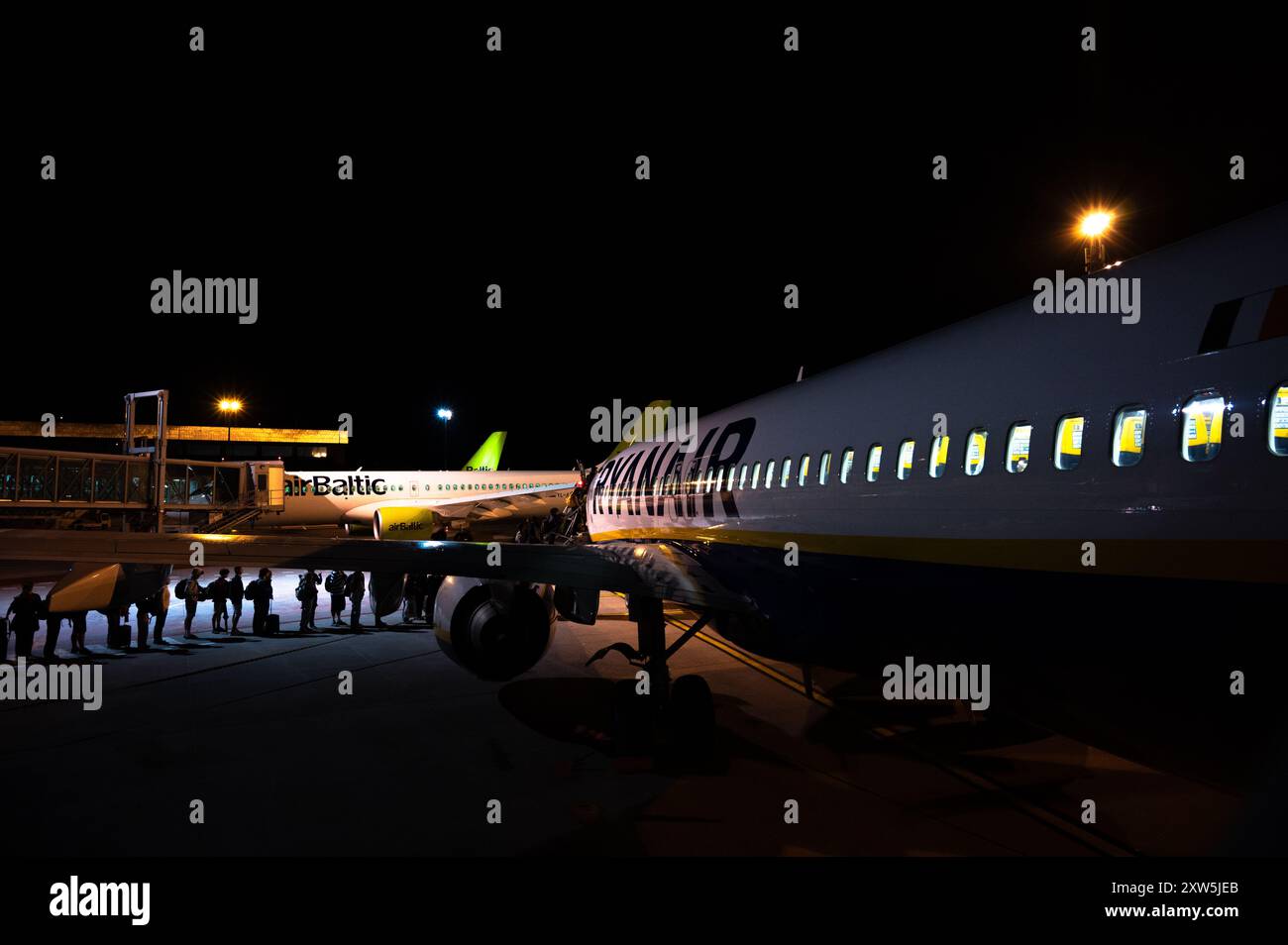 Passagiere, die einen Ryanair-Flug am Flughafen Tallinn bei Nacht, Estland, besteigen Stockfoto