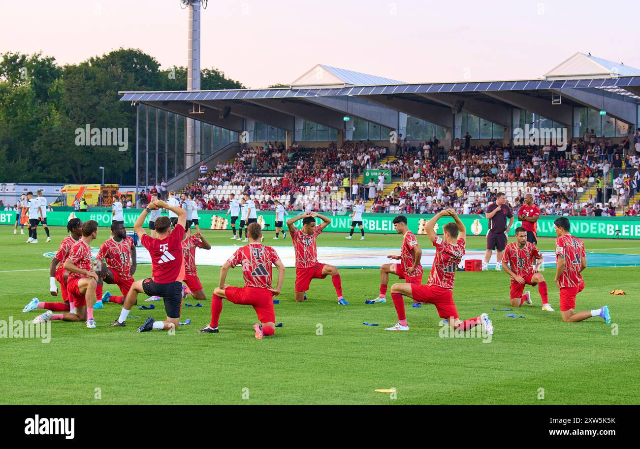 FCB Team beim warm-up mit Aleksandar Pavlovic, FCB 45 Jamal MUSIALA, FCB 42 Raphael Guerreiro, FCB 22 im Spiel SSV ULM - FC BAYERN MÜNCHEN 0-4 DFB-Pokal, Deutscher Fußball-Cup, 1.Runde am 16. August 2024 in Ulm. Saison 2024/2025 Fotograf: Peter Schatz - DFB-VORSCHRIFTEN VERBIETEN JEDE VERWENDUNG VON FOTOGRAFIEN als BILDSEQUENZEN und/oder QUASI-VIDEO - Stockfoto