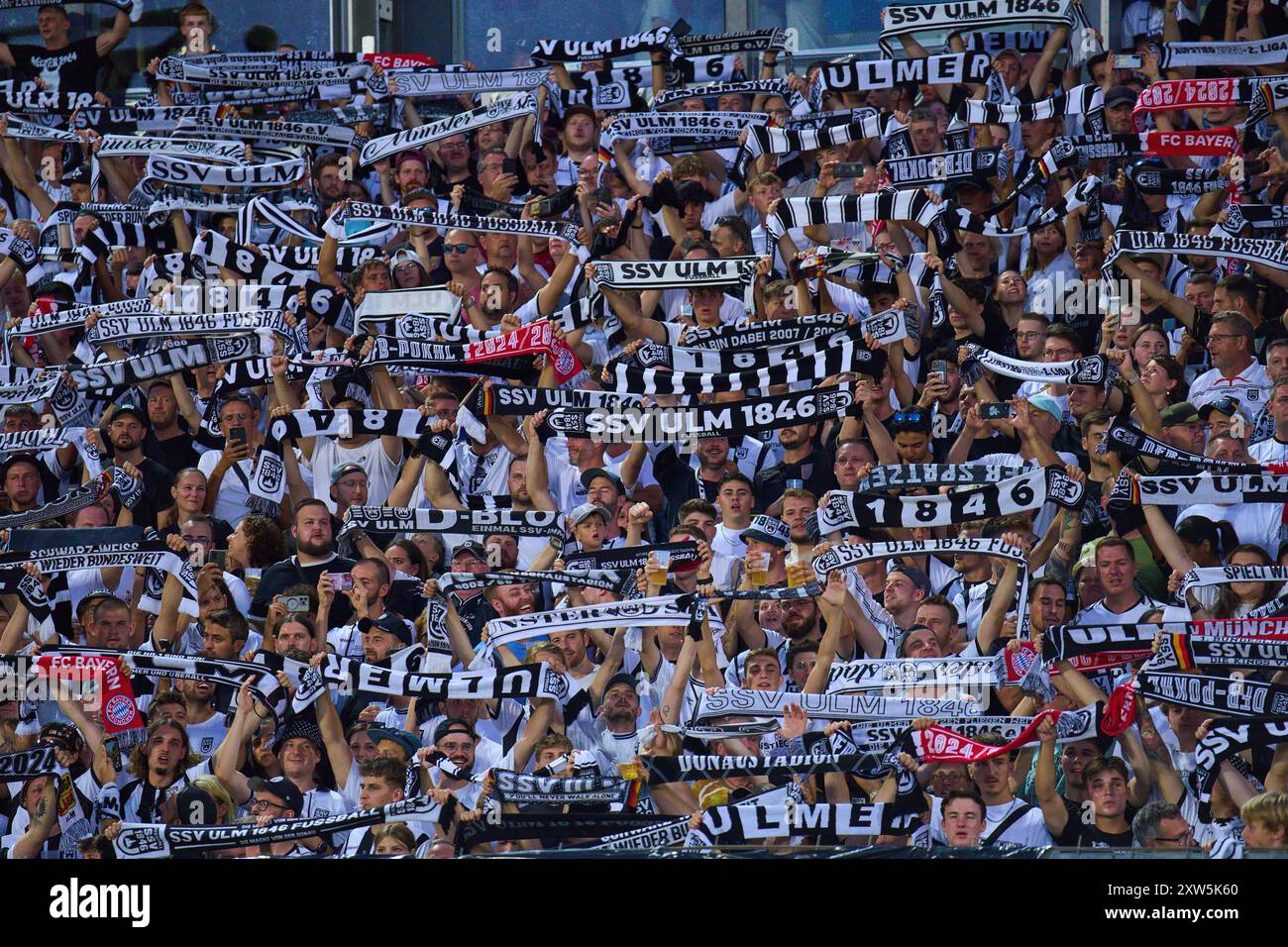 Ulmer Fans im Spiel SSV ULM – FC BAYERN MÜNCHEN 0-4 DFB-Pokal, Deutscher Fußball-Cup, 1.Runde am 16. August 2024 in Ulm. Saison 2024/2025 Fotograf: Peter Schatz - DFB-VORSCHRIFTEN VERBIETEN JEDE VERWENDUNG VON FOTOGRAFIEN als BILDSEQUENZEN und/oder QUASI-VIDEO - Stockfoto