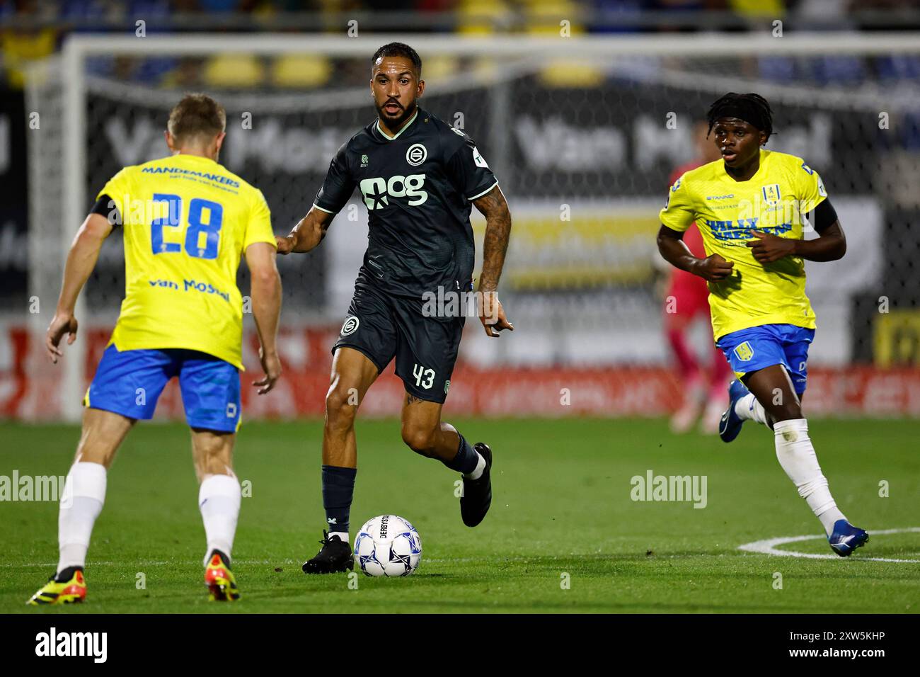 WAALWIJK - (L-R) Aaron Meijers vom RKC Waalwijk, Marvin Peersman vom FC Groningen, Chris Lokesa vom RKC Waalwijk während des niederländischen Eredivisie-Spiels zwischen dem RKC Waalwijk und dem FC Groningen im Mandemakers Stadium am 17. August 2024 in Waalwijk, Niederlande. Stockfoto