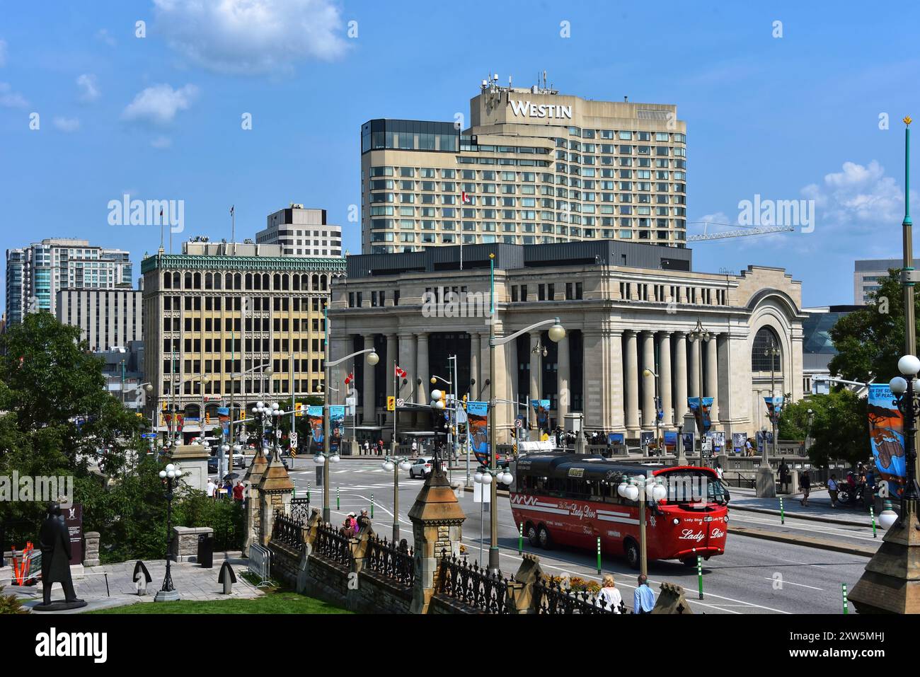 Ottawa, Kanada - 14. August 2024: Lady Dive Amphibus fährt auf der Wellington Street mit Blick auf den alten Bahnhof, der heute bekannt ist Stockfoto
