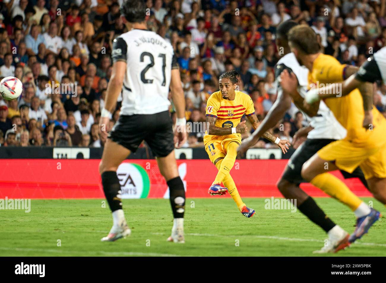 Raphael Dias Belloli Raphinha vom FC Barcelona in Aktion während der regulären Saison La Liga EA Sport Runde 1 am agust 17, 2024 im Mestalla Stadium (Vale) Stockfoto