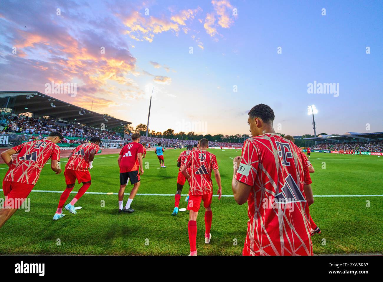 Ulm, Deutschland. August 2024. FC BAYERN MÜNCHEN beim warm-up, Jamal MUSIALA, FCB 42 im Spiel SSV ULM - FC BAYERN MÜNCHEN 0-4 DFB-Pokal, Deutscher Fußball-Cup, 1.Runde am 16. August 2024 in Ulm. Saison 2024/2025 Fotograf: ddp-Bilder/STAR-Bilder - DFB-VORSCHRIFTEN VERBIETEN JEDE VERWENDUNG VON FOTOGRAFIEN als BILDSEQUENZEN und/oder QUASI-VIDEO - Credit: ddp Media GmbH/Alamy Live News Stockfoto