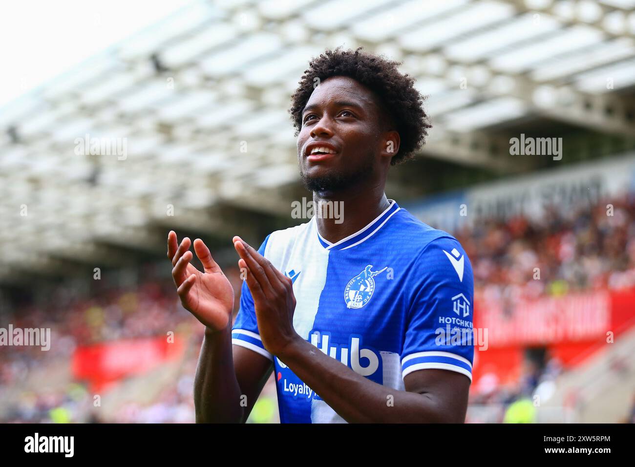 AESSEAL New York Stadium, Rotherham, England - 17. August 2024 Bryant Bilongo (27) von Bristol Rovers applaudiert den Reisenden Fans - während des Spiels Rotherham United gegen Bristol Rovers, Sky Bet League One, 2024/25, AESSEAL New York Stadium, Rotherham, England - 17. August 2024 Credit: Arthur Haigh/WhiteRosePhotos/Alamy Live News Stockfoto