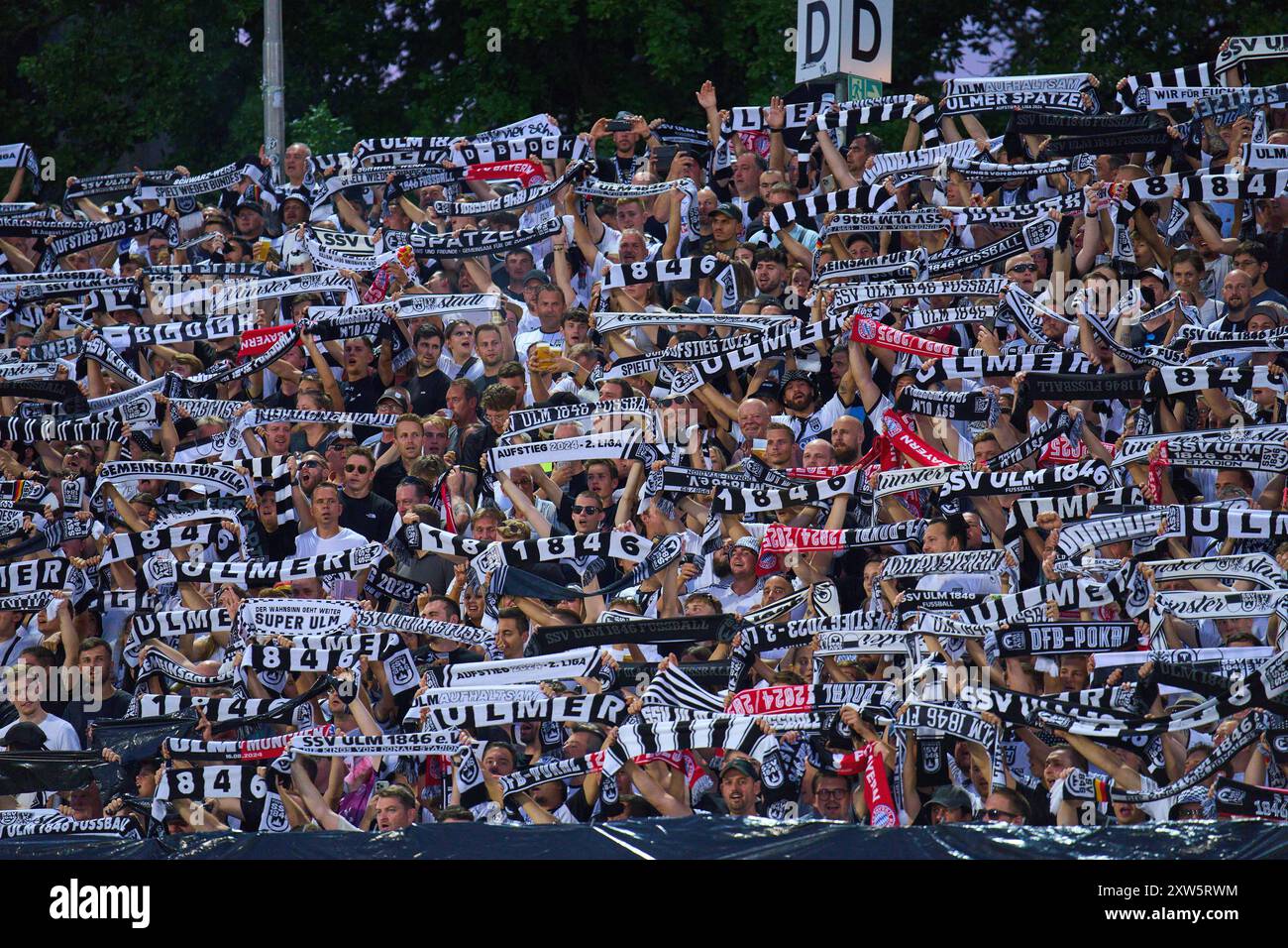 Ulm, Deutschland. August 2024. Ulmer Fans im Spiel SSV ULM – FC BAYERN MÜNCHEN 0-4 DFB-Pokal, Deutscher Fußball-Cup, 1.Runde am 16. August 2024 in Ulm. Saison 2024/2025 Fotograf: ddp-Bilder/STAR-Bilder - DFB-VORSCHRIFTEN VERBIETEN JEDE VERWENDUNG VON FOTOGRAFIEN als BILDSEQUENZEN und/oder QUASI-VIDEO - Credit: ddp Media GmbH/Alamy Live News Stockfoto