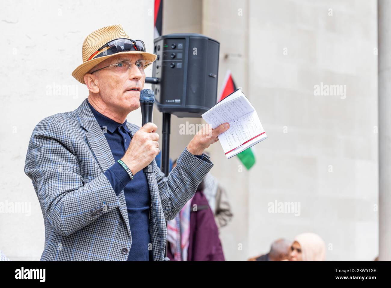 Manchester, Großbritannien. AUGUST 2024. Der ehemalige Parlamentsabgeordnete und stellvertretende Vorsitzende der Arbeiterpartei Chris Williamson hält eine Rede am St. Peters Square im Zentrum von Manchester, als Hunderte in einer wöchentlichen Proteste auf die Straße gingen. Credit Milo Chandler/Alamy Live News Stockfoto