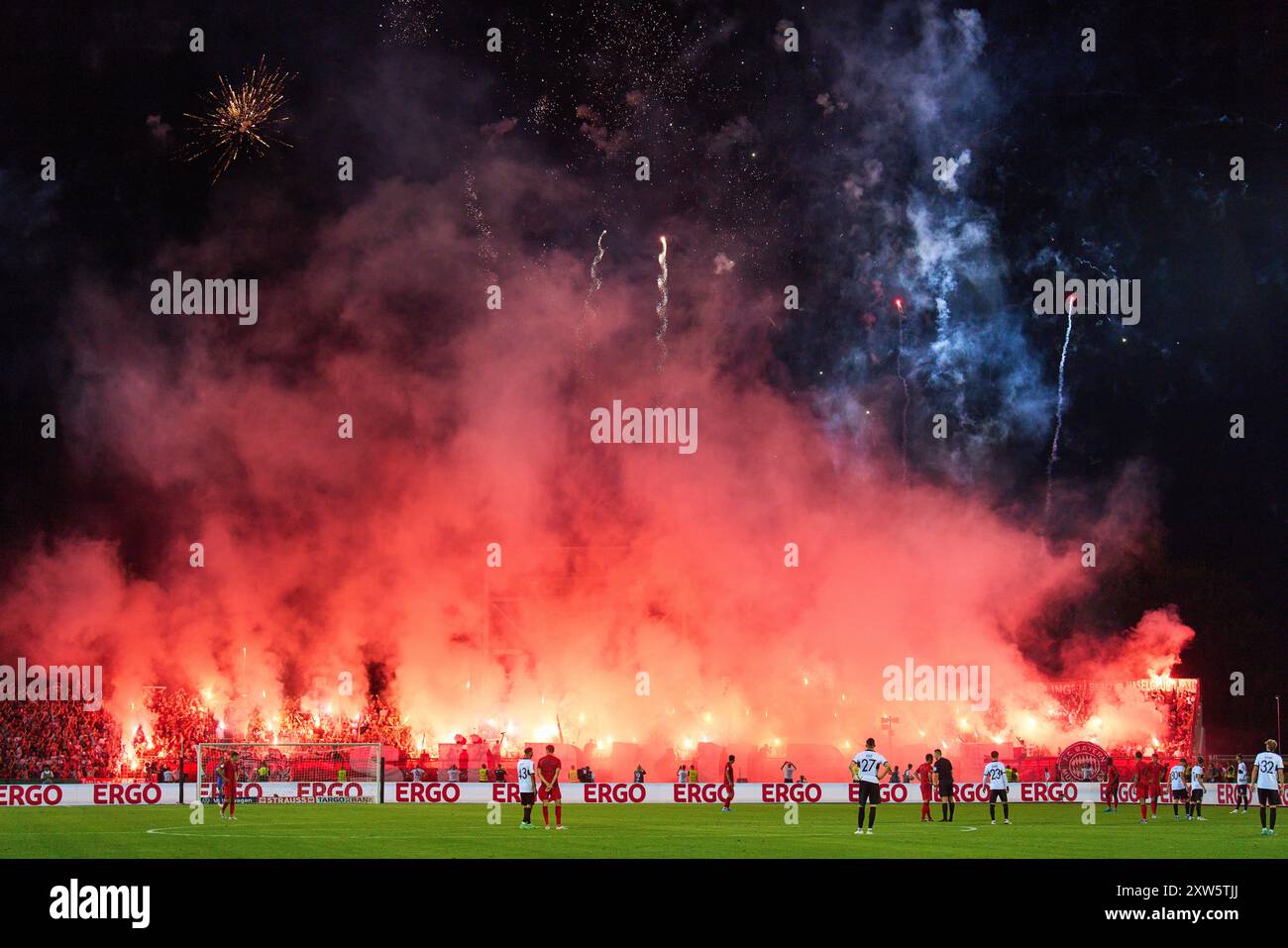 Ulm, Deutschland. August 2024. FCB Fans mit Feuerwerk im Spiel SSV ULM - FC BAYERN MÜNCHEN 0-4 DFB-Pokal, deutscher Fußball-Cup, 1.Runde am 16. August 2024 in Ulm. Saison 2024/2025 Fotograf: ddp-Bilder/STAR-Bilder - DFB-VORSCHRIFTEN VERBIETEN JEDE VERWENDUNG VON FOTOGRAFIEN als BILDSEQUENZEN und/oder QUASI-VIDEO - Credit: ddp Media GmbH/Alamy Live News Stockfoto