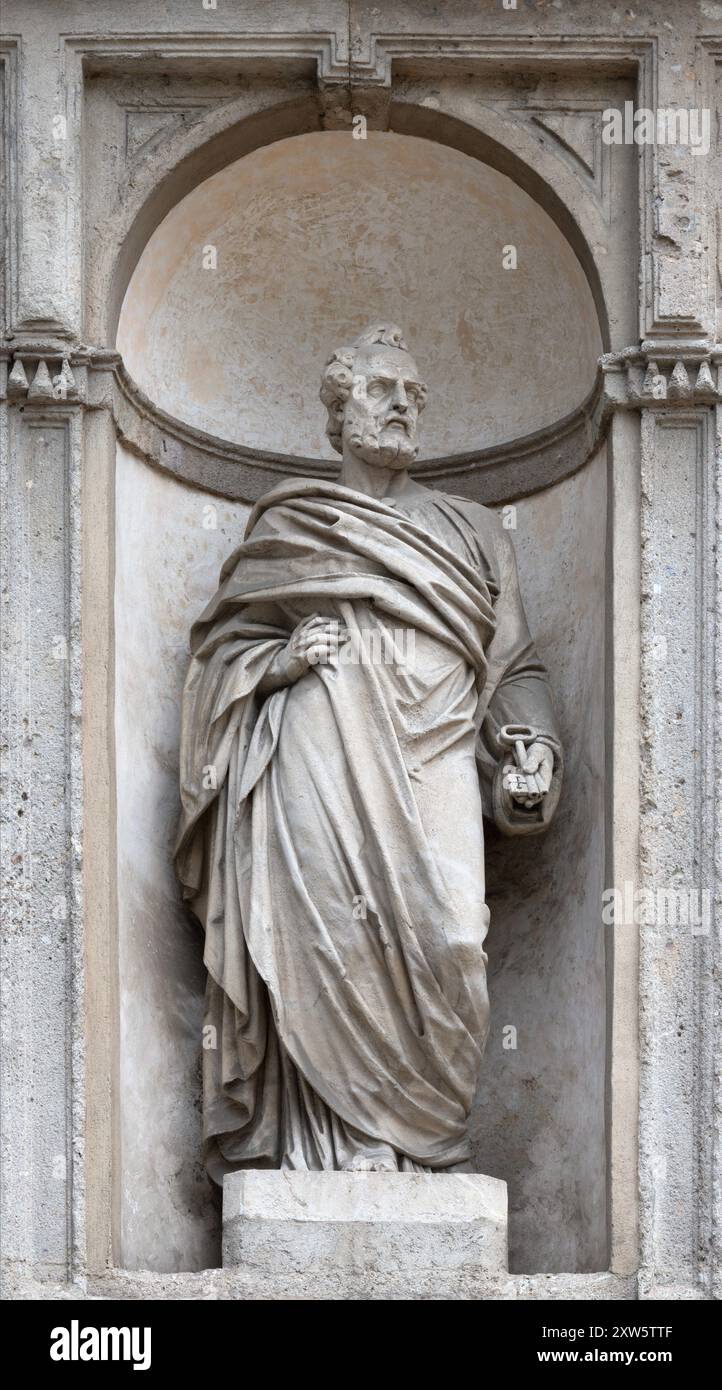 MAILAND, ITALIEN - 4. MÄRZ 2024: Die Statue des Apostels St. Peter an der Fassade der Kirche Santuario di San Giuseppe von Luigi Scorzini Stockfoto