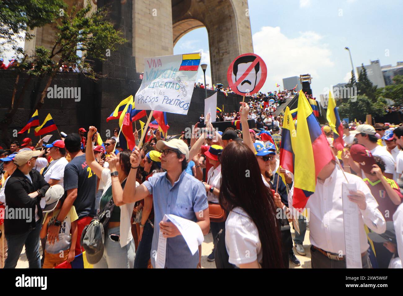 Mexiko-Stadt, Mexiko. August 2024. Venezolaner nehmen an einer Demonstration im Monumento a la Revolucion in Mexiko-Stadt Teil, um gegen das Regime von Nicolas Maduro zu demonstrieren und Unterstützung für den Kandidaten Edmundo Gonzalez bei den letzten Wahlen in Venezuela zu zeigen. Personen um das Wort schließen sich dem großen weltweiten Protest gegen Nicolas Maduro an. Am 17. August 2024 in Mexiko-Stadt. (Foto: Carlos Santiago/ Credit: Eyepix Group/Alamy Live News Stockfoto