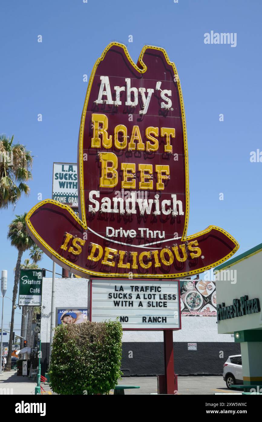 Los Angeles, Kalifornien, USA 14. August 2024 ArbyÕs Cowboy hat Roast Beef Schild im Restaurant, das gerade geschlossen wurde, aber das Schild bleibt erhalten, jetzt Prince Pizza am Sunset Blvd am 14. August 2024 in Los Angeles, Kalifornien, USA. Foto: Barry King/Alamy Stock Photo Stockfoto