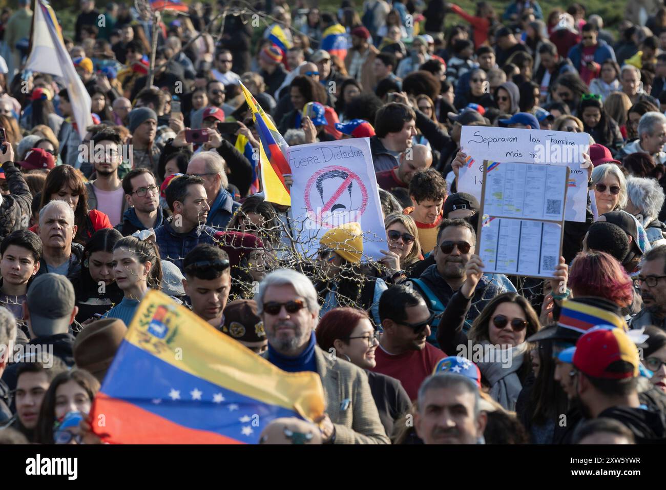 Buenos Aires, Argentinien. August 2024. Die venezolanische Gemeinde in Argentinien hielt am 17. August 2024 in Buenos Aires, Argentinien, eine Kundgebung in verschiedenen Teilen des Landes ab. Sie protestieren gegen die Ergebnisse der Wahlen vom 28. Juli, bei denen Nicolás Maduro vom Nationalen Wahlrat zum Sieger erklärt wurde. Die Opposition behauptet, dass Edmundo Gonzalez Urrutia der Sieger war. (Foto von Esteban Osorio/SIPA USA) Credit: SIPA USA/Alamy Live News Stockfoto