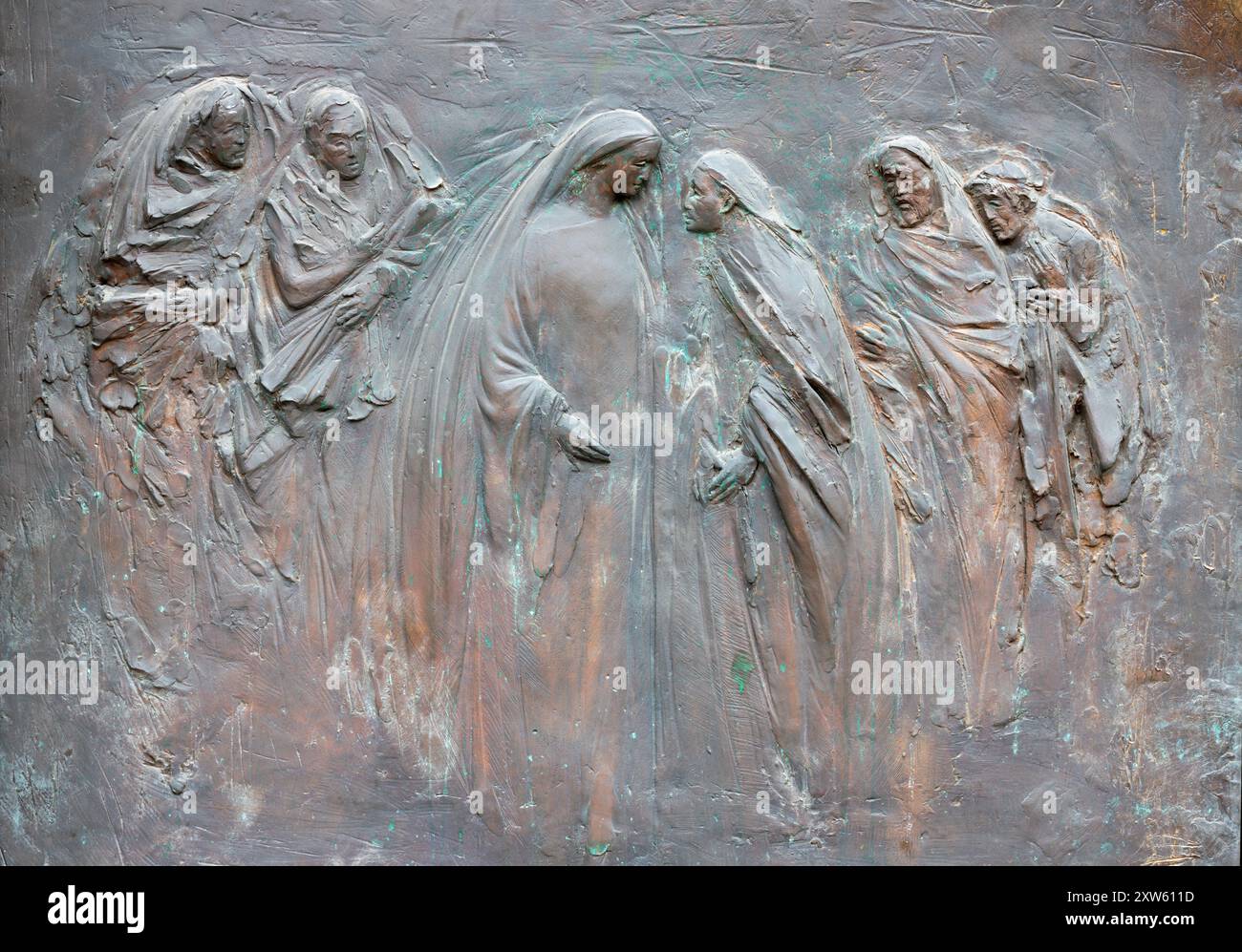 MAILAND, ITALIEN - 7. MÄRZ 2024: Das moderne brozne-Relief der Visitation am Tor der Kirche Chiesa di Santa Maria del Suffragio Stockfoto