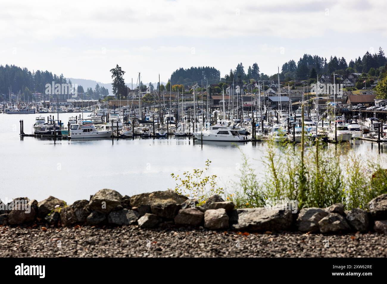 Boote an einem Yachthafen in Gig Harbor, Washington, USA. Stockfoto