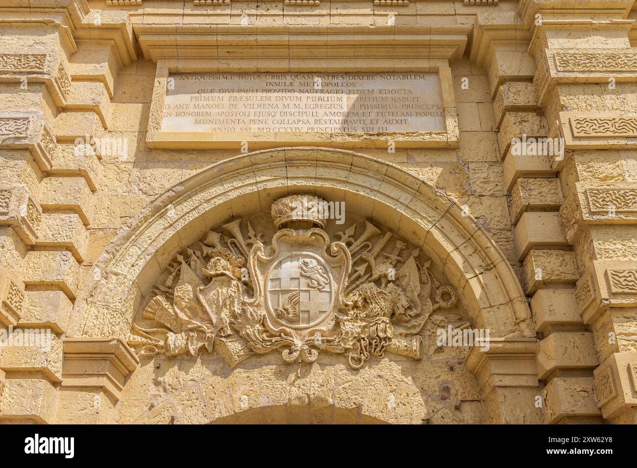 Malta, Mdina. Detail des Haupttors. Wappen von Antonio Manoel de Vilhena, der die Mauern um 1730 restaurierte. Stockfoto