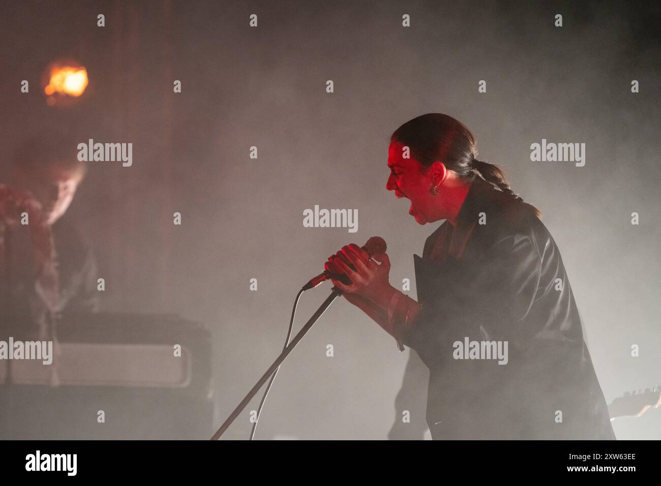 GREEN MAN FESTIVAL, BRECON, WALES, Vereinigtes Königreich – 17. AUGUST 2024: Die Sängerin Nadine Shah spielt das ferne Bühnenzelt. Tag des Green man Festivals 2024 im Glanusk Park, Brecon, Wales. Quelle: Rob Watkins/Alamy Live News Stockfoto