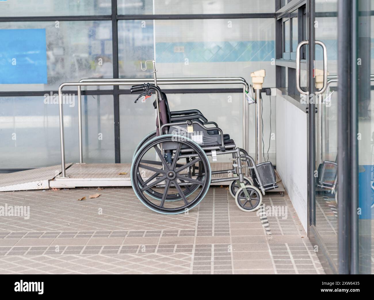 Leerer Rollstuhlparkplatz vor der Notaufnahme im Krankenhaus, Servic Patient vorbereiten. Stockfoto