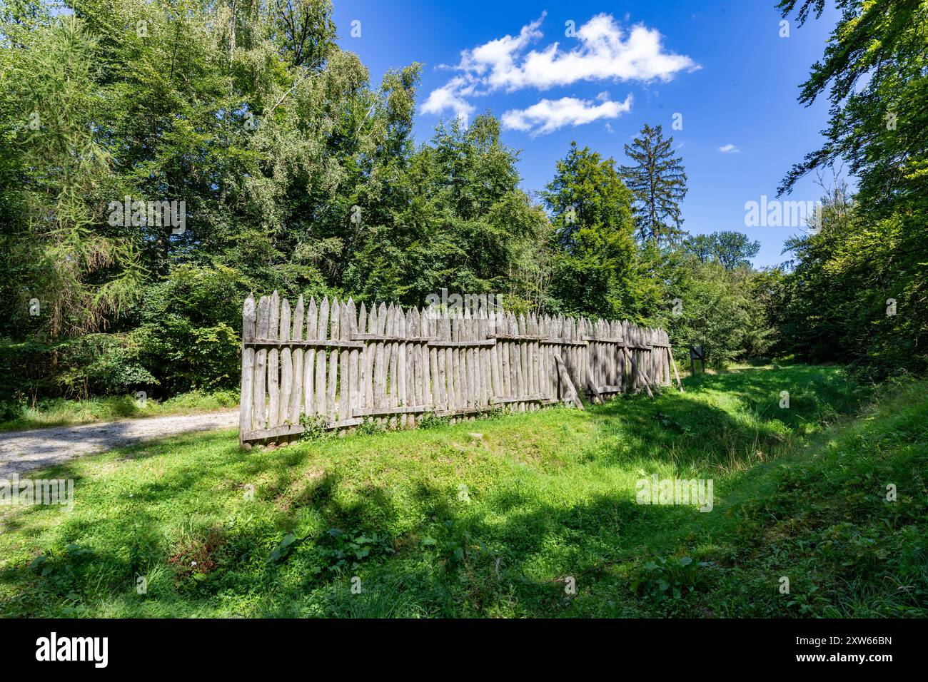 Holzpalisaden an der Sicherheitsmauer Limes in Bad Homburg zum Schutz des römischen Teils der Allemannia, der ehemaligen römischen Provinz Stockfoto