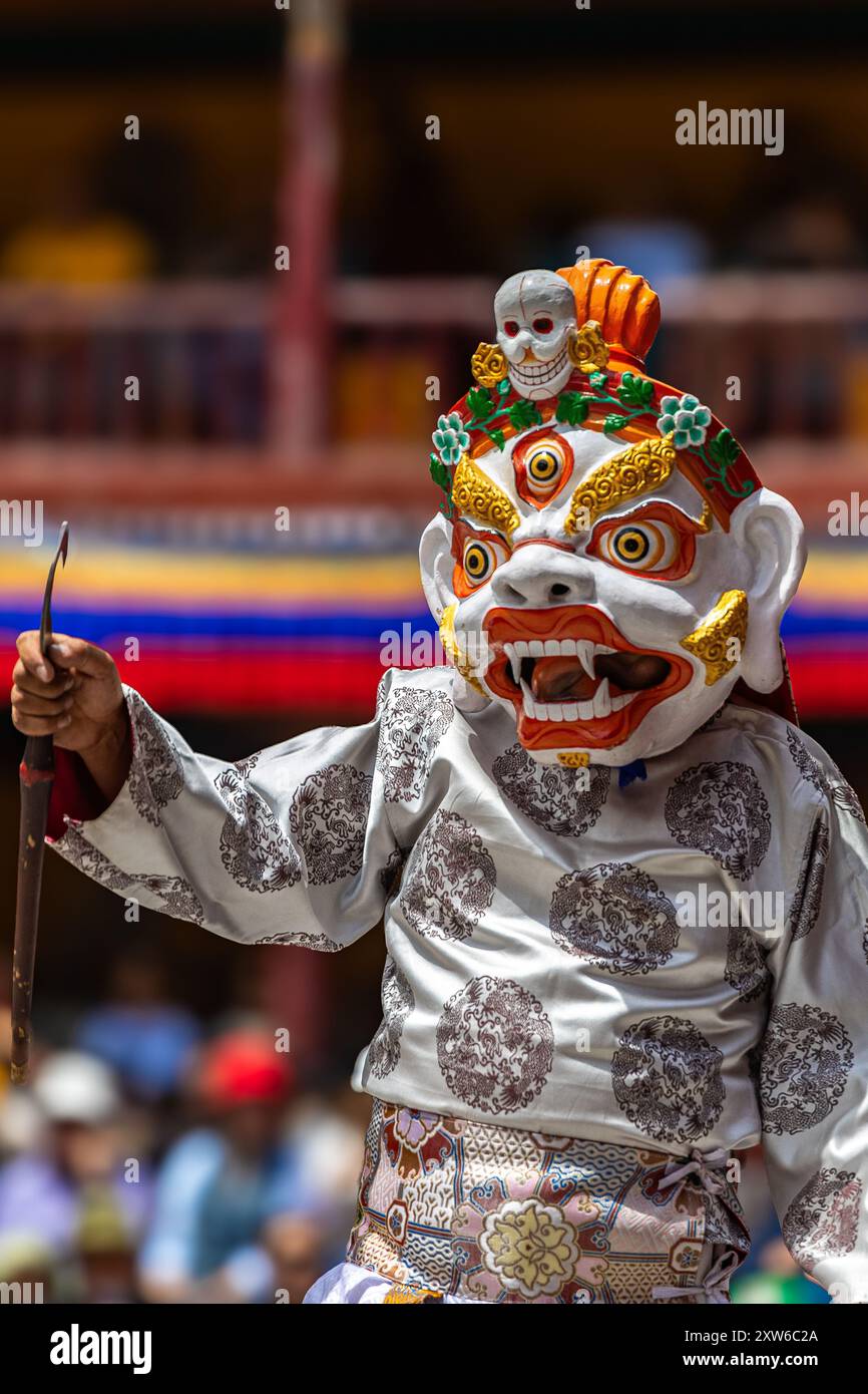 Ein bunter Maskentanz wird im Hemis Kloster in Leh, Ladakh, Indien, aufgeführt. Stockfoto