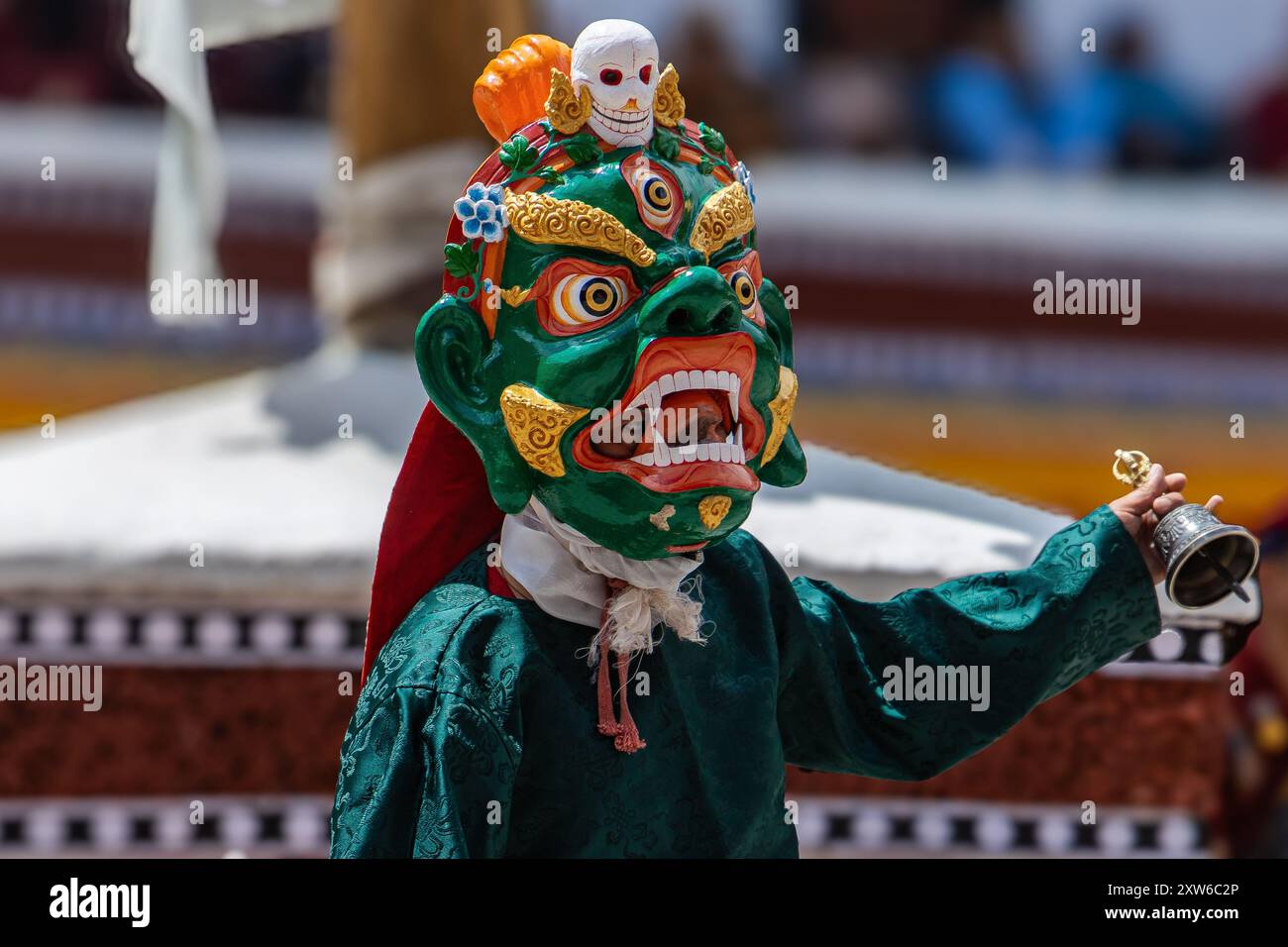 Ein bunter Maskentanz wird im Hemis Kloster in Leh, Ladakh, Indien, aufgeführt. Stockfoto