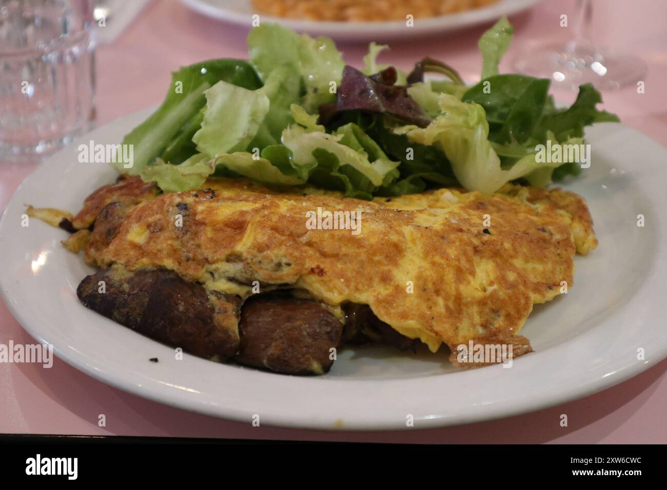 Französische Küche: Omelette und Salat in Toulouse, Frankreich Stockfoto