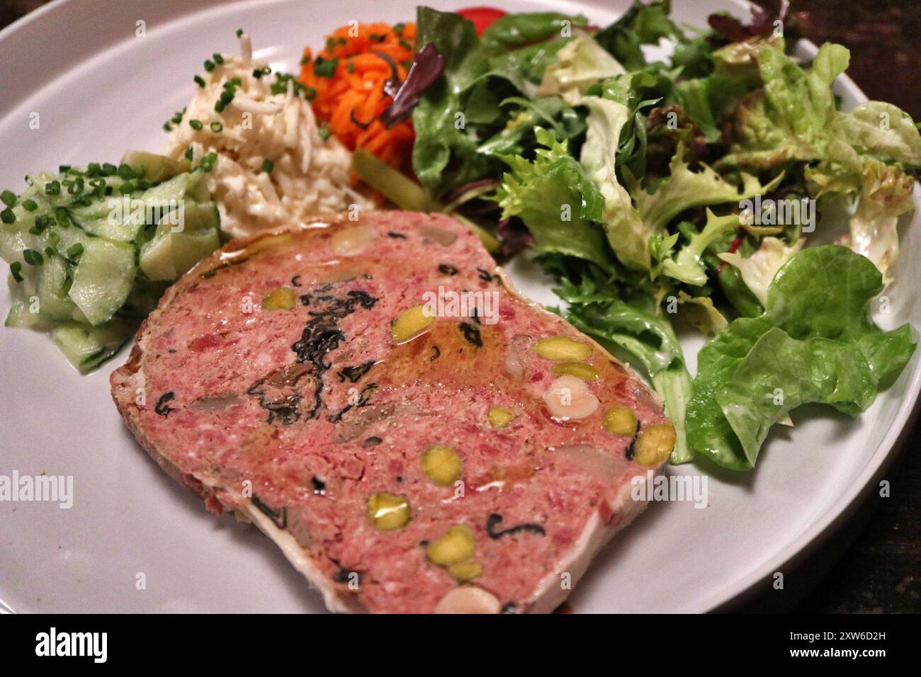 Französische Küche: Terrine und Salat in Kaysersberg, Frankreich Stockfoto