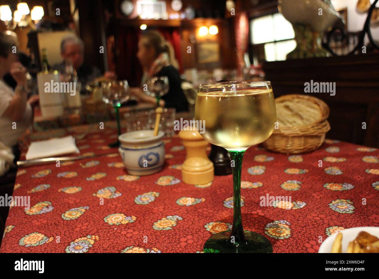 Elsässischer Gewurztraminer-Wein in Straßburg, Frankreich Stockfoto