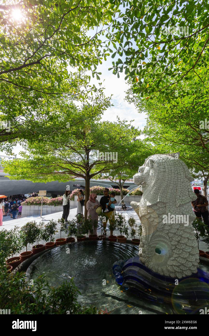 Seitliche Rückansicht der Merlion-Jungtier-Statue sprießendes Wasser, ein beliebtes Wahrzeichen, das von Touristen aus der ganzen Welt besucht wird. Singapur. Stockfoto