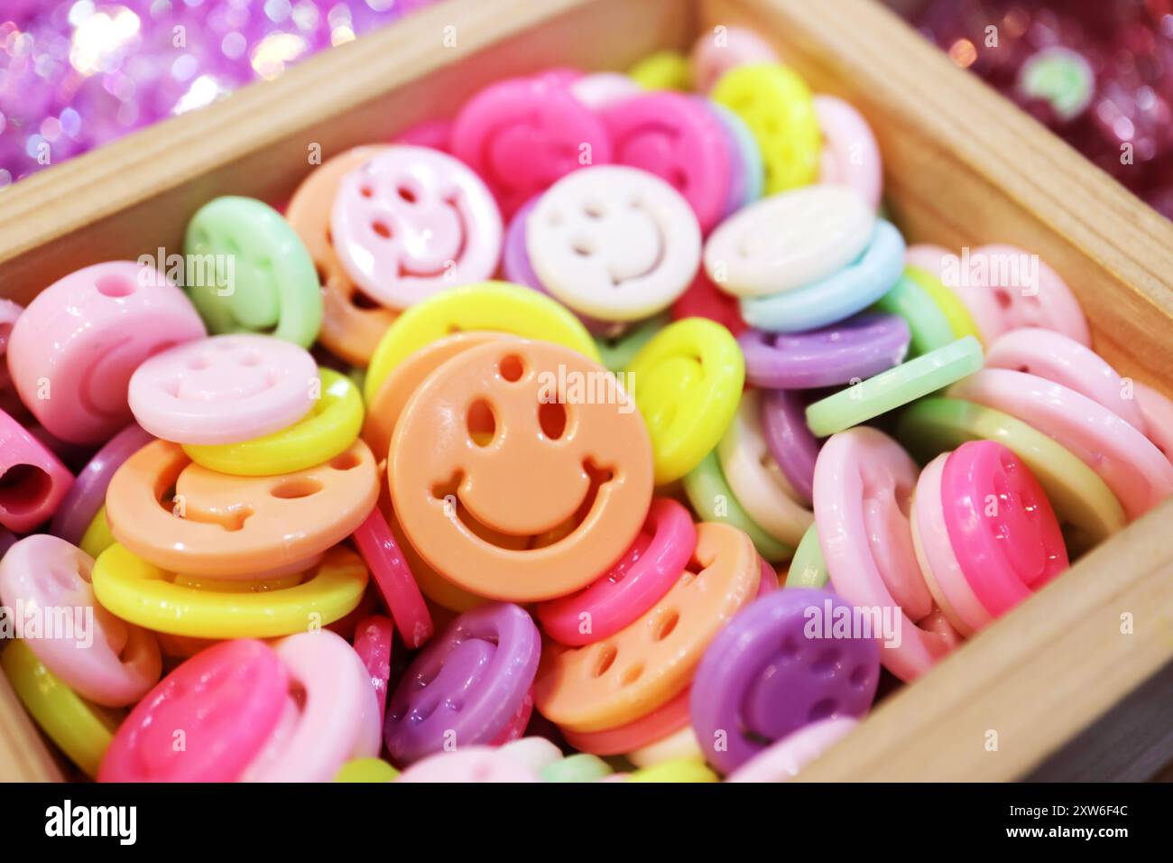 Pastellfarbene Smiling Face Beads für DIY Perlen Workshop Stockfoto