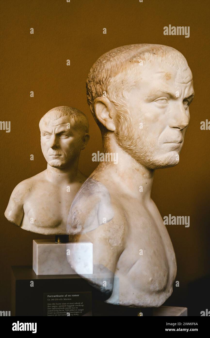 Doppelbelichtung antiker römischer Büsten am NY Carlsberg Glyptotek in Kopenhagen, Dänemark. Das Foto zeigt Köpfe aus zwei Winkeln. Stockfoto