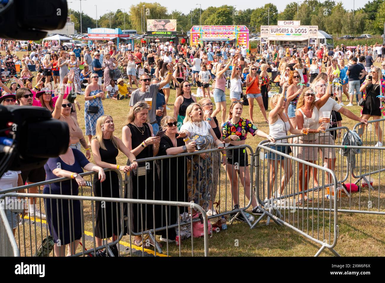 Essex, Großbritannien. August 2024. Publikum-Atmosphäre beim Festivaljubel. Das Big 90s vs 00s Festival, auf dem Waterside Farm Recreation Ground, Canvey Island. Die Band Let Loose und Luzahnn Taylor aka Livin Joy gingen auf die Bühne und ließen die Leute tanzen und mitjubeln. Let Loose Current Line-up sind die ursprünglichen Mitglieder Lee Murray und Rob Jeffrey und sie werden von dem Leadsänger einer weiteren beliebten 90er-Band Bad Boys Inc. Matthew James Pateman begleitet. (Foto: Bonnie Britain/SOPA Images/SIPA USA) Credit: SIPA USA/Alamy Live News Stockfoto Essex, Großbritannien. August 2024. Publikum-Atmosphäre beim Festivaljubel. Das Big 90s vs 00s Festival, auf dem Waterside Farm Recreation Ground, Canvey Island. Die Band Let Loose und Luzahnn Taylor aka Livin Joy gingen auf die Bühne und ließen die Leute tanzen und mitjubeln. Let Loose Current Line-up sind die ursprünglichen Mitglieder Lee Murray und Rob Jeffrey und sie werden von dem Leadsänger einer weiteren beliebten 90er-Band Bad Boys Inc. Matthew James Pateman begleitet. (Foto: Bonnie Britain/SOPA Images/SIPA USA) Credit: SIPA USA/Alamy Live News Stockfoto